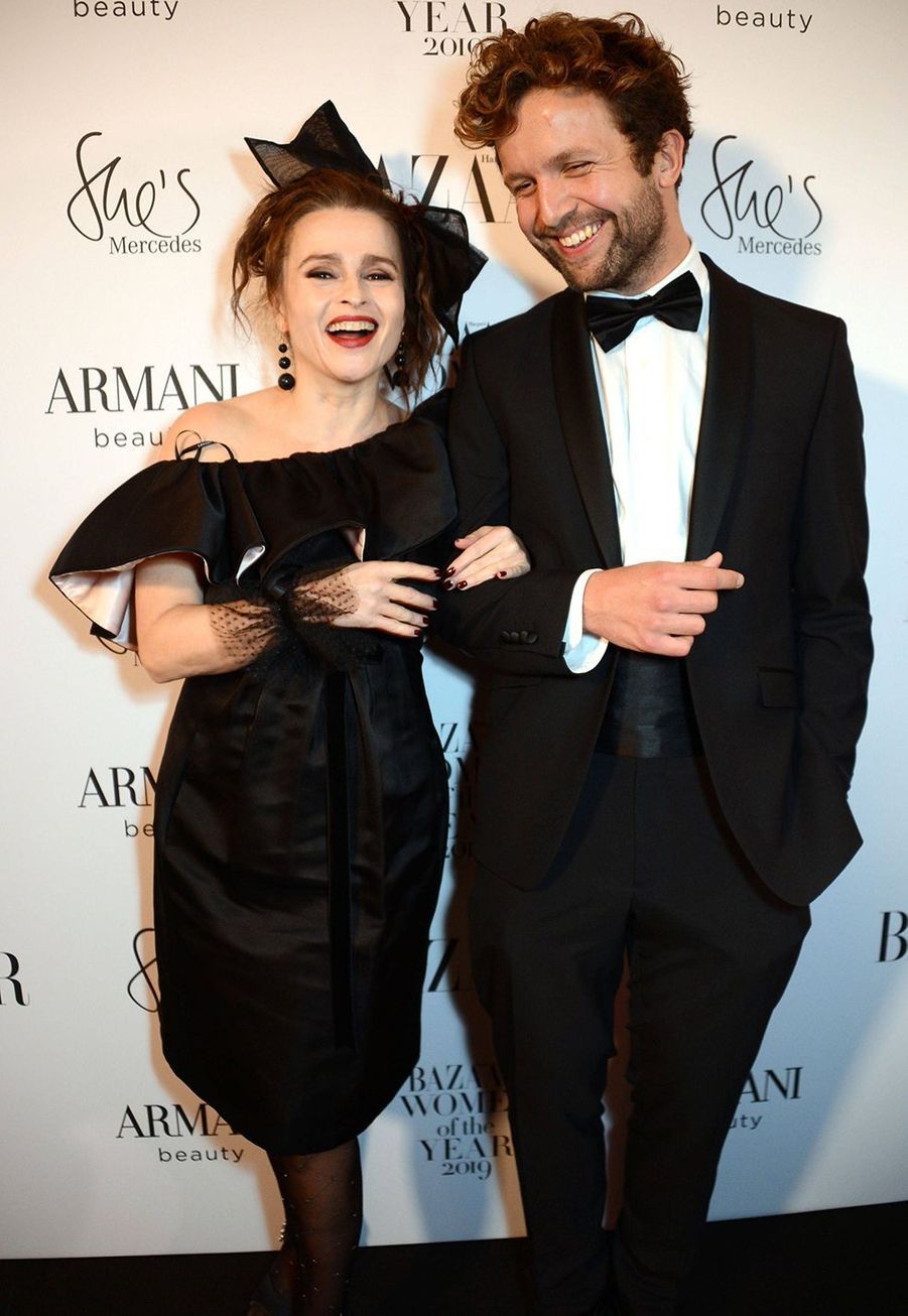 Helena Bonham Carter officialise avec son élégant (et jeune) chéri