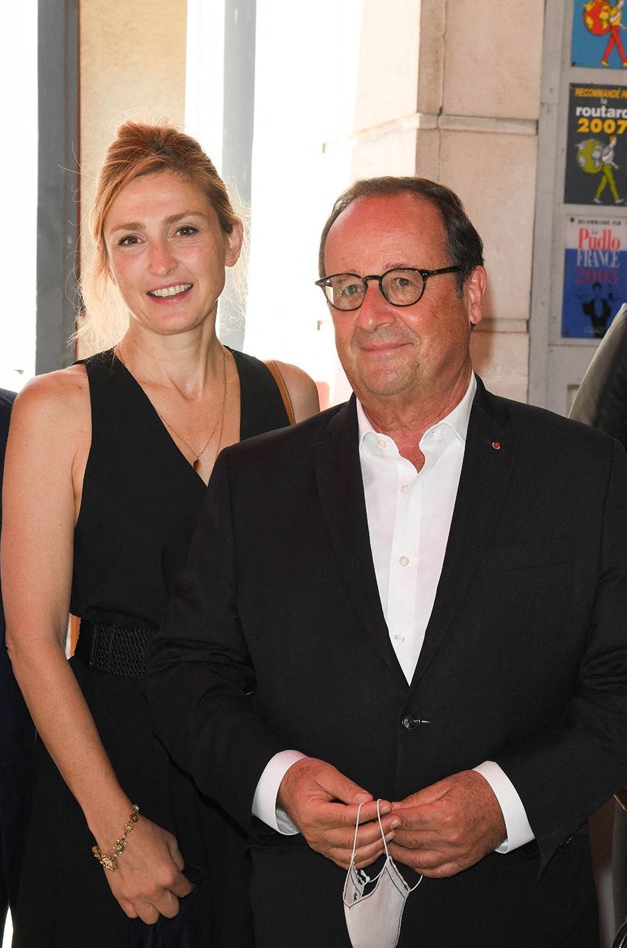 Julie Gayet, bien entourée et soutenue par François ...