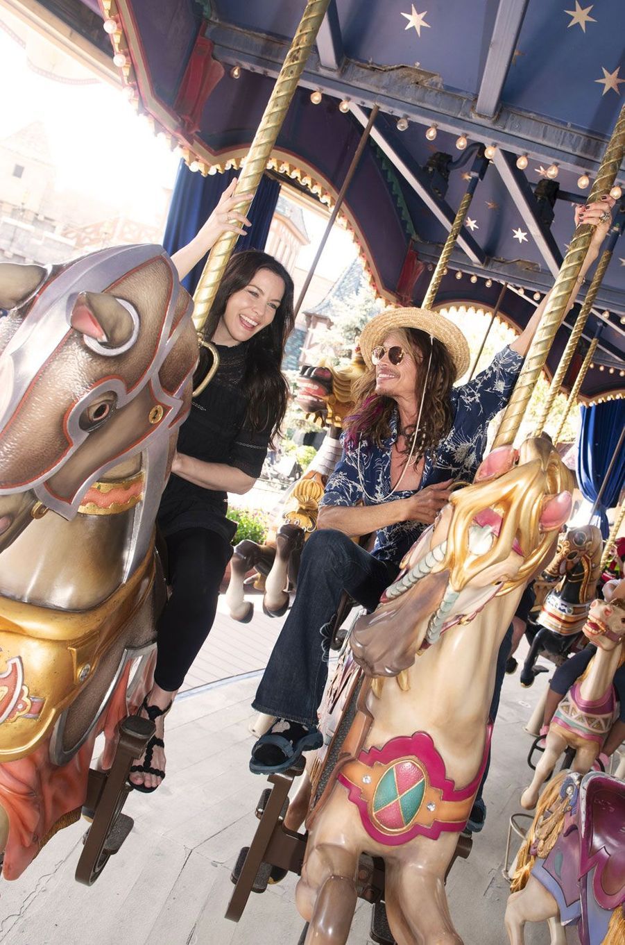 Liv Tyler, en famille à Disneyland Paris