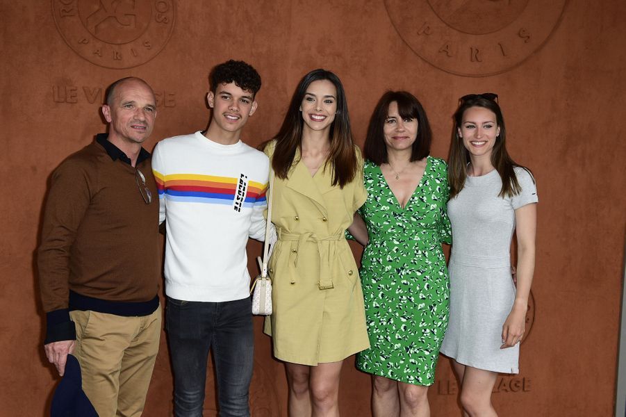 Marine Lorphelin, sortie en famille remarquée à Roland-Garros