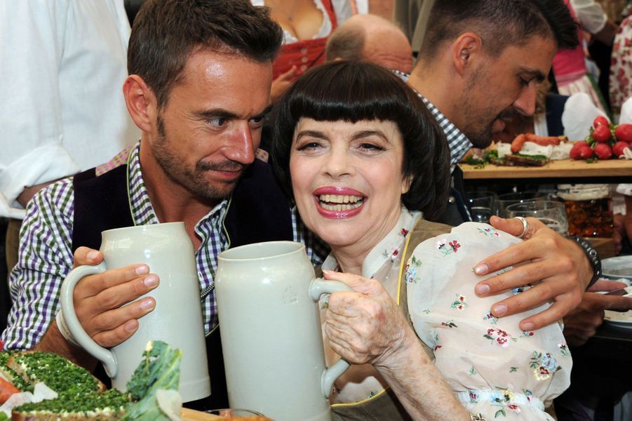 Comment S'appelle Le Compagnon De Mireille Mathieu En charmante compagnie - Mireille Mathieu trinque à l'Oktoberfest
