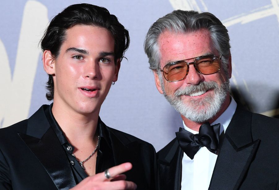 Pierce Brosnan et son fils Paris, stars du défilé de Naomi ...
