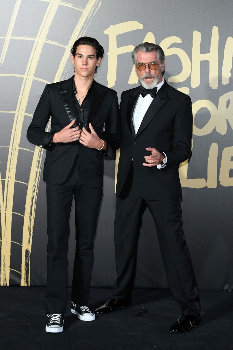 Pierce Brosnan et son fils Paris, stars du défilé de Naomi ...
