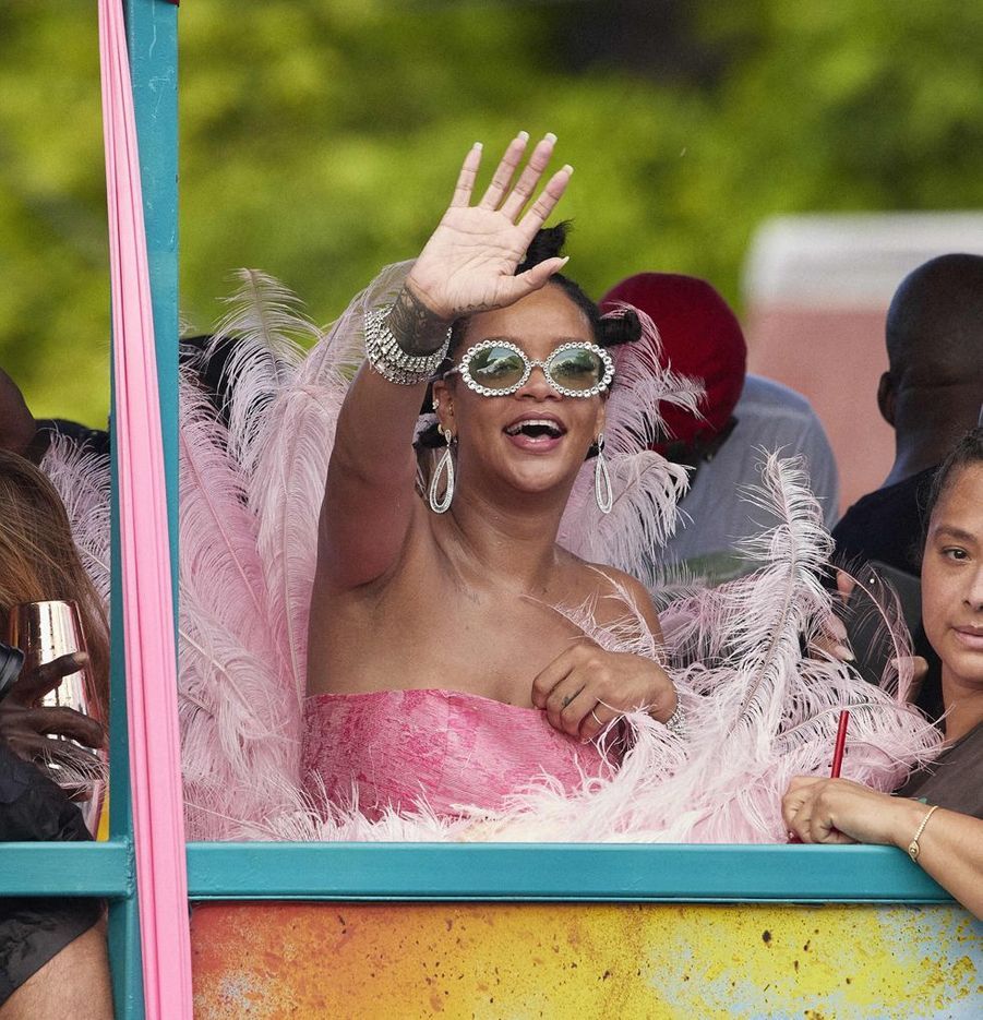Rihanna Plumée Et Colorée Au Carnaval De La Barbade