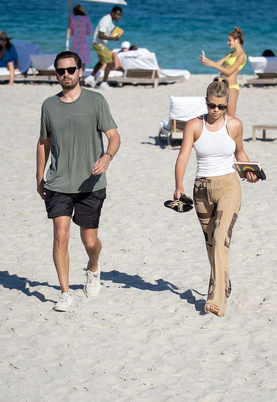 Sofia Richie Et Scott Disick Un Couple Amoureux à La Plage 7119