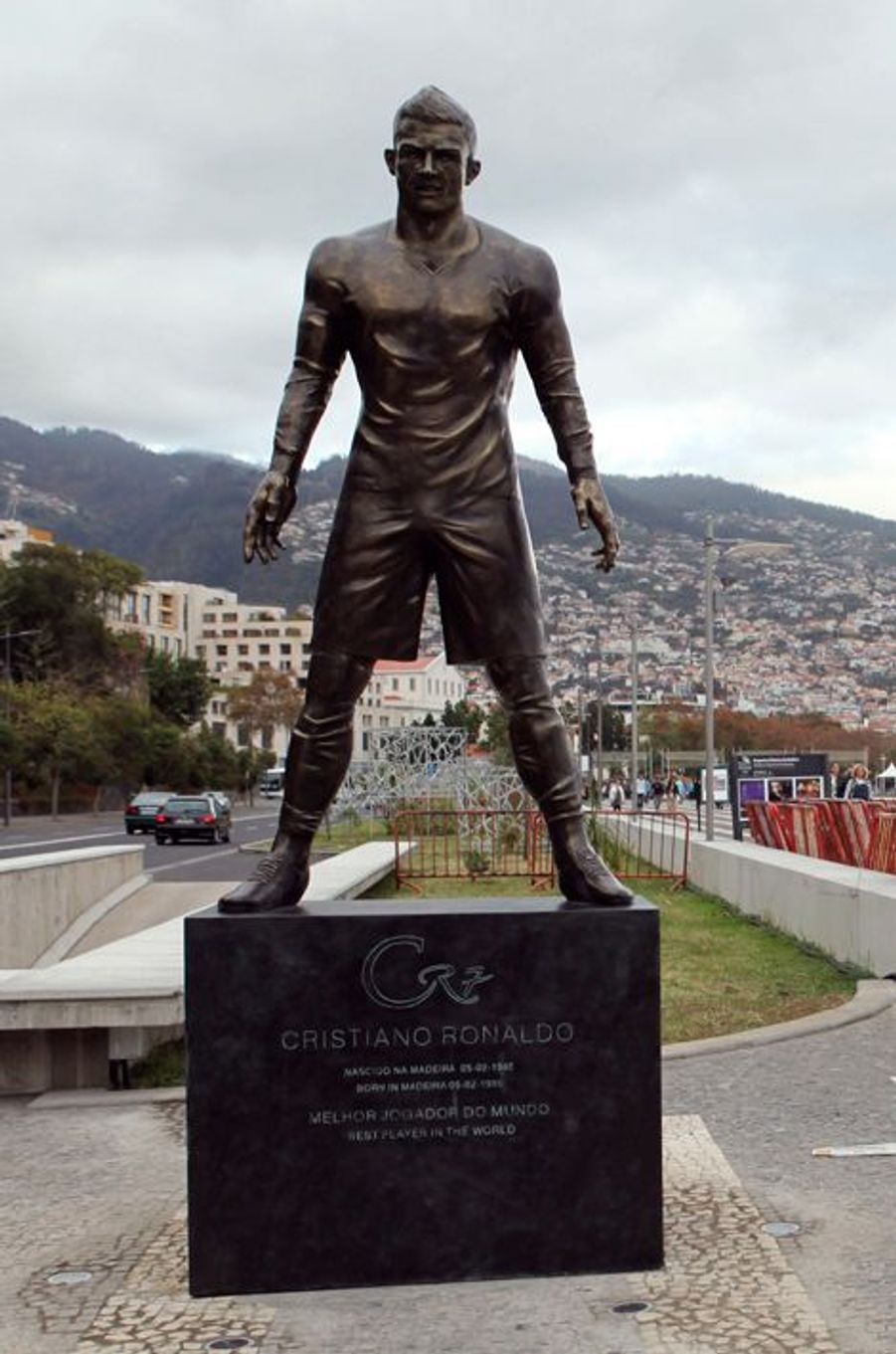 Un short bien garni - Ronaldo, sa statue ne laisse pas de marbre