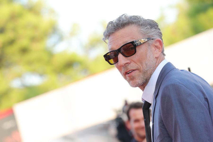 Gratuit Images Tina Kunakey Et Vincent Cassel Le Couple Glamour Illumine La Biennale actualisé par