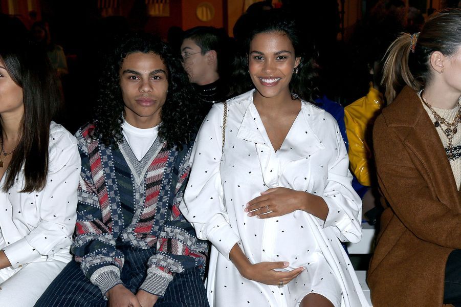 Tina Kunakey, sublime future maman en robe immaculée chez Jacquemus