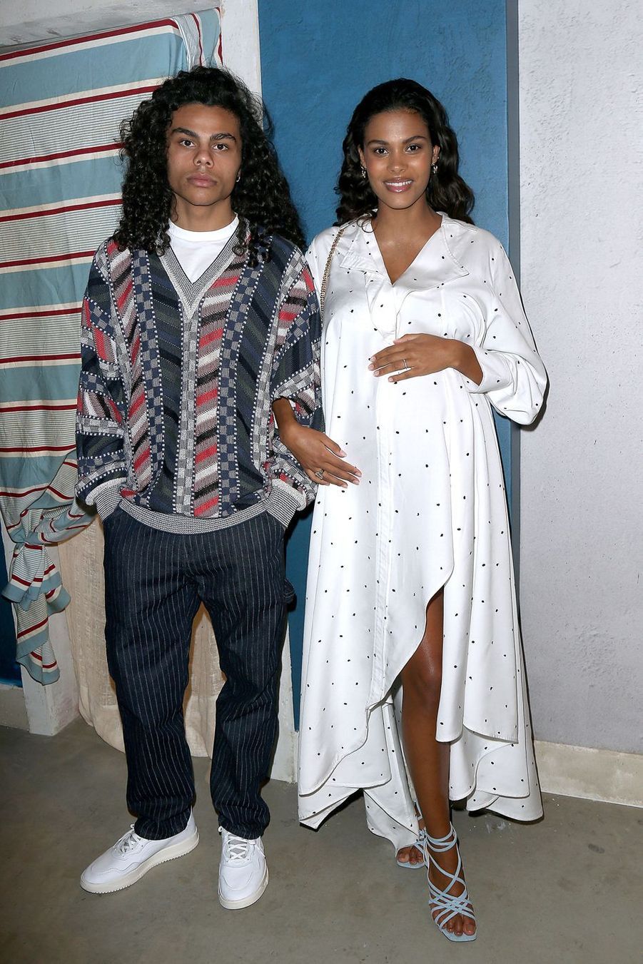 Tina Kunakey, sublime future maman en robe immaculée chez Jacquemus
