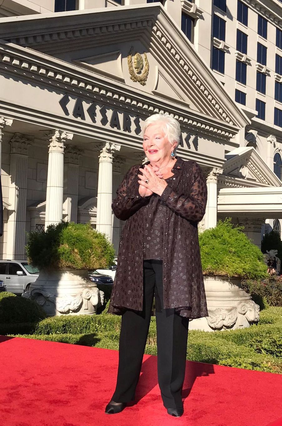 Très émue, Line Renaud inaugure une rue à son nom à Las Vegas