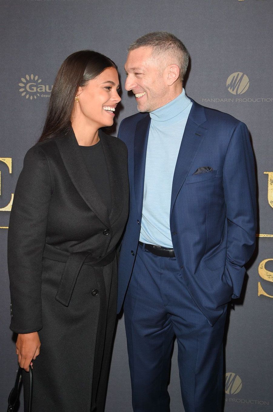 Vincent Cassel Et Tina Kunakey Amoureux Et Complices à La Première De Lempereur De Paris