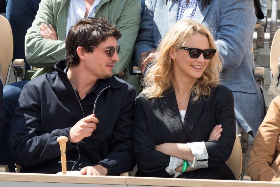 Virginie Efira et Niels Schneider, fous rires et tendre complicité à Roland-Garros
