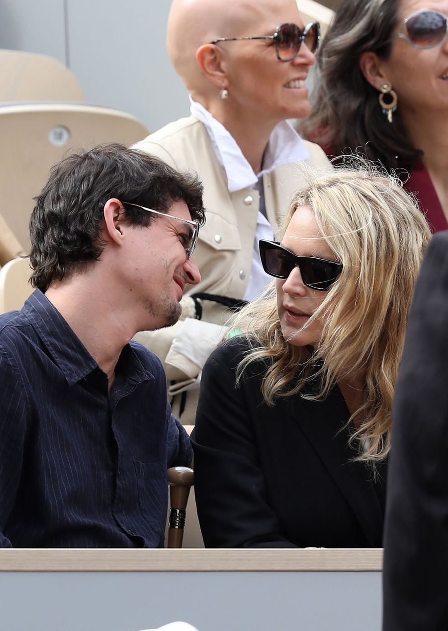 Virginie Efira et Niels Schneider, fous rires et tendre complicité à Roland-Garros