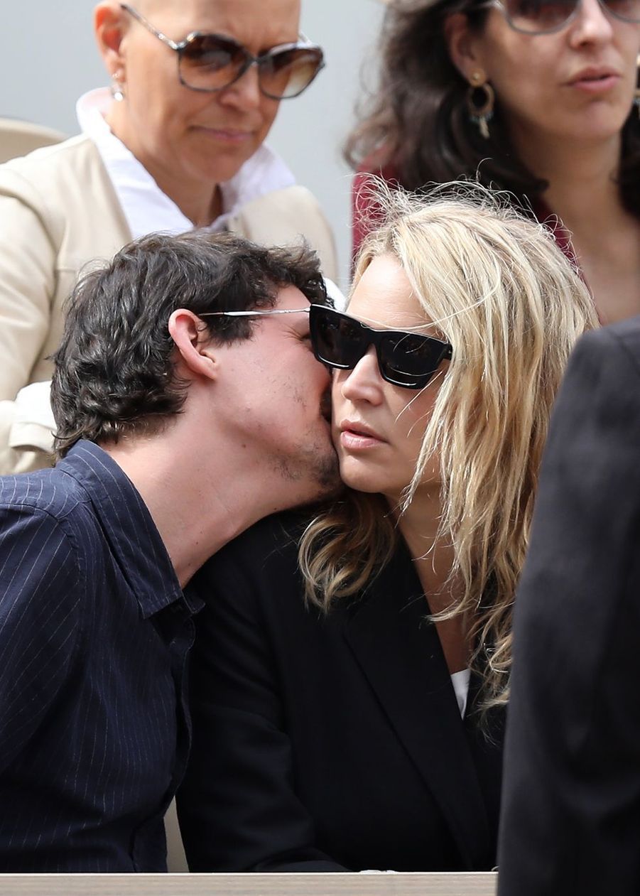 Virginie Efira et Niels Schneider, fous rires et tendre complicité à Roland-Garros