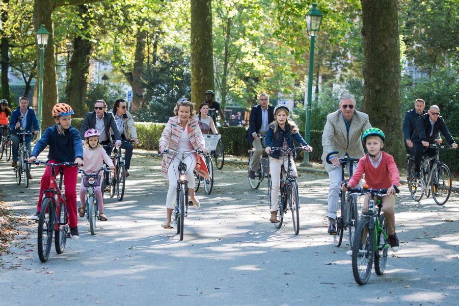 Famille Royale De Belgique En Photos Balade à Vélo En - 