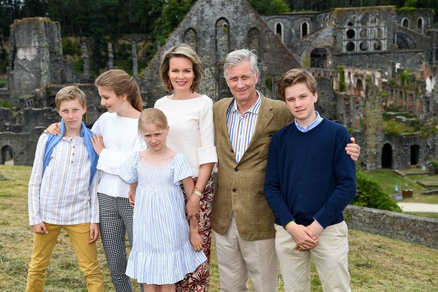 La Reine Mathilde Le Roi Des Belges Philippe Et Leurs Enfants Lancent