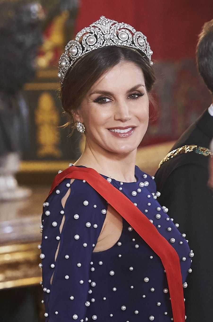 La reine Letizia somptueuse pour dîner avec le président portugais, son