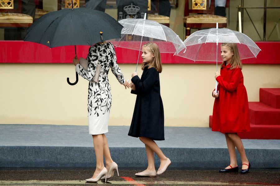 La Reine D'espagne Fait Danser Ses Filles Leonor et Sofia d'Espagne, chacune son parapluie pour la Fête nationale