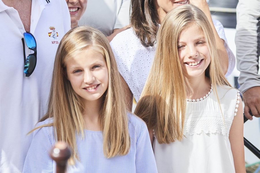 La-reine-Letizia-et-ses-filles-Leonor-et-Sofia.jpg