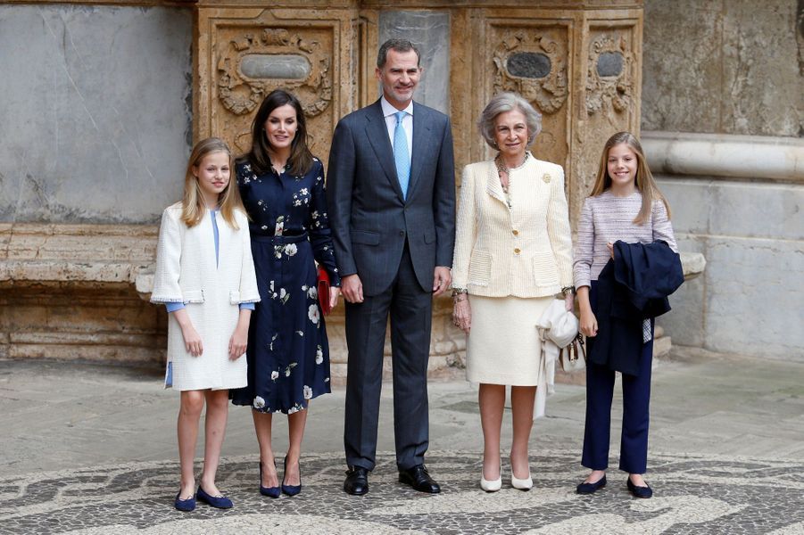 La Famille Royale D Espagne Letizia et Sofia d'Espagne complices à la messe de Pâques