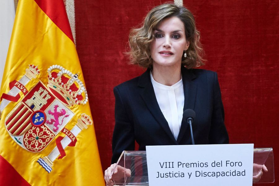 Reine Letizia d’Espagne en photos Elle enchaîne deux looks bicolores