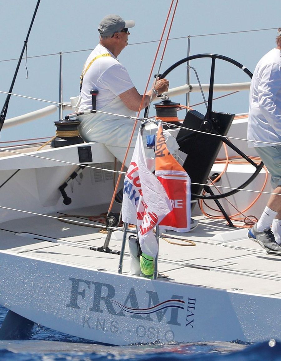Le roi Harald V de Norvège a affronté sportivement le roi Felipe VI d