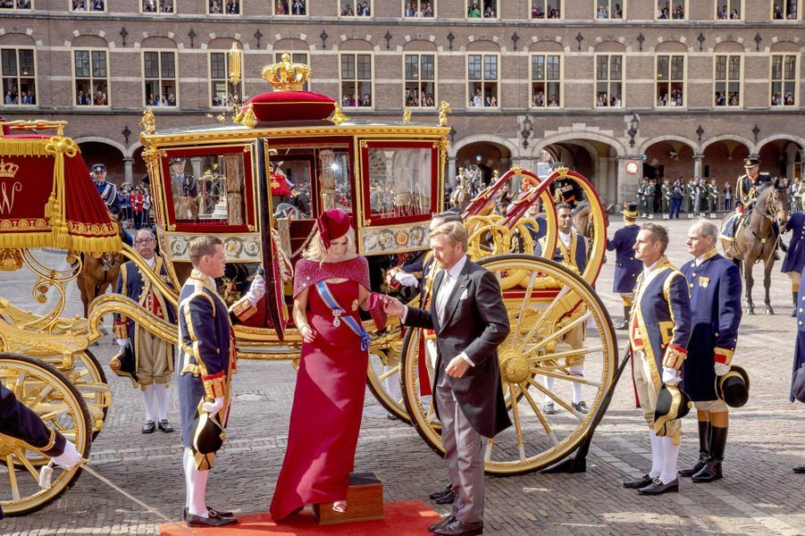 Prinsjesdag Pays Bas La reine Maxima opte pour un total look rouge rubis pour le Prinsjesdag