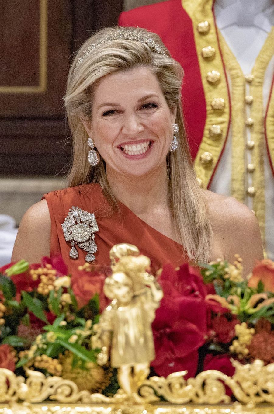 Reine Maxima Taille La reine Maxima parée des diamants de la reine Emma pour le président
