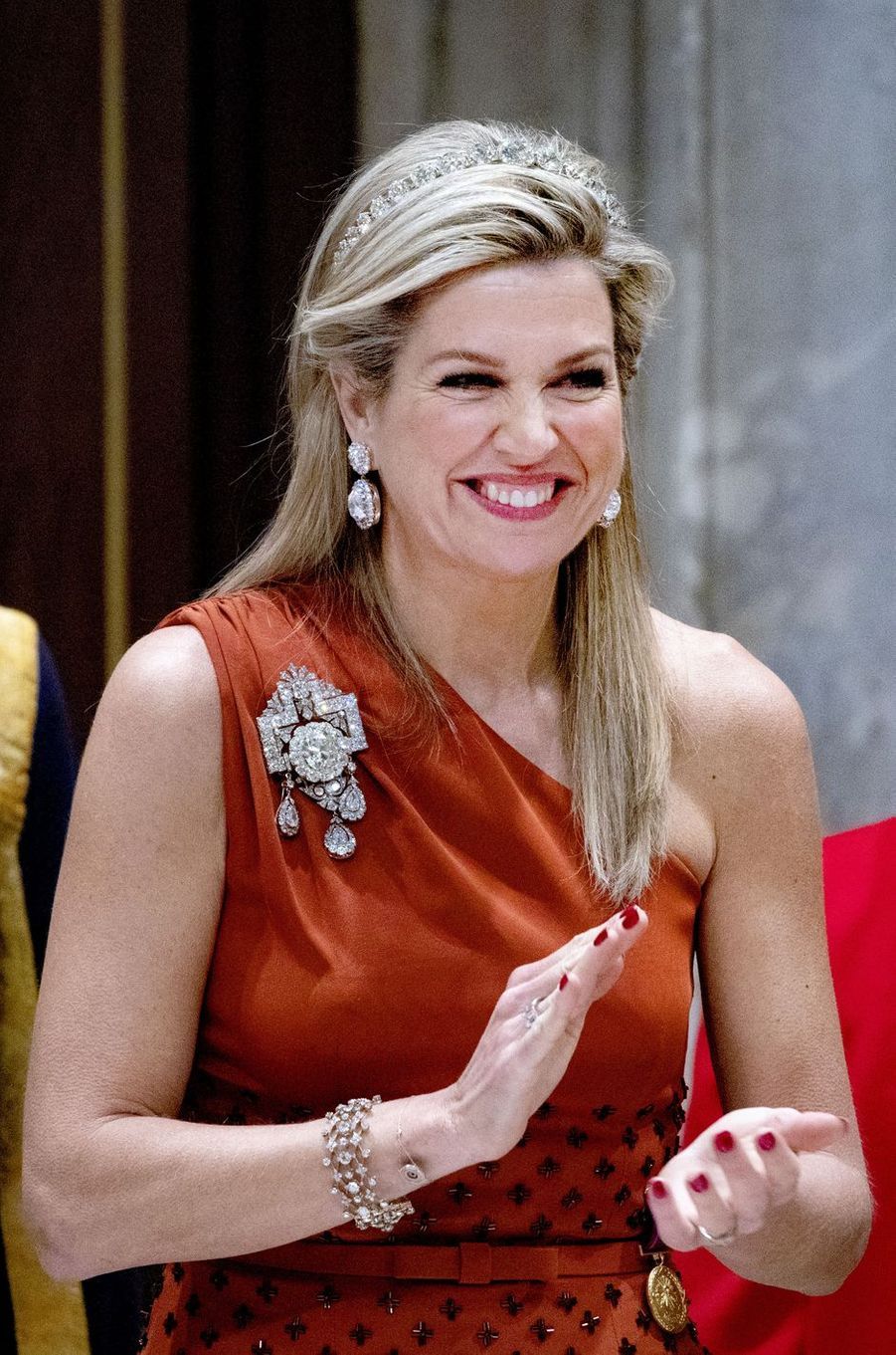 Reine Maxima Taille La reine Maxima parée des diamants de la reine Emma pour le président