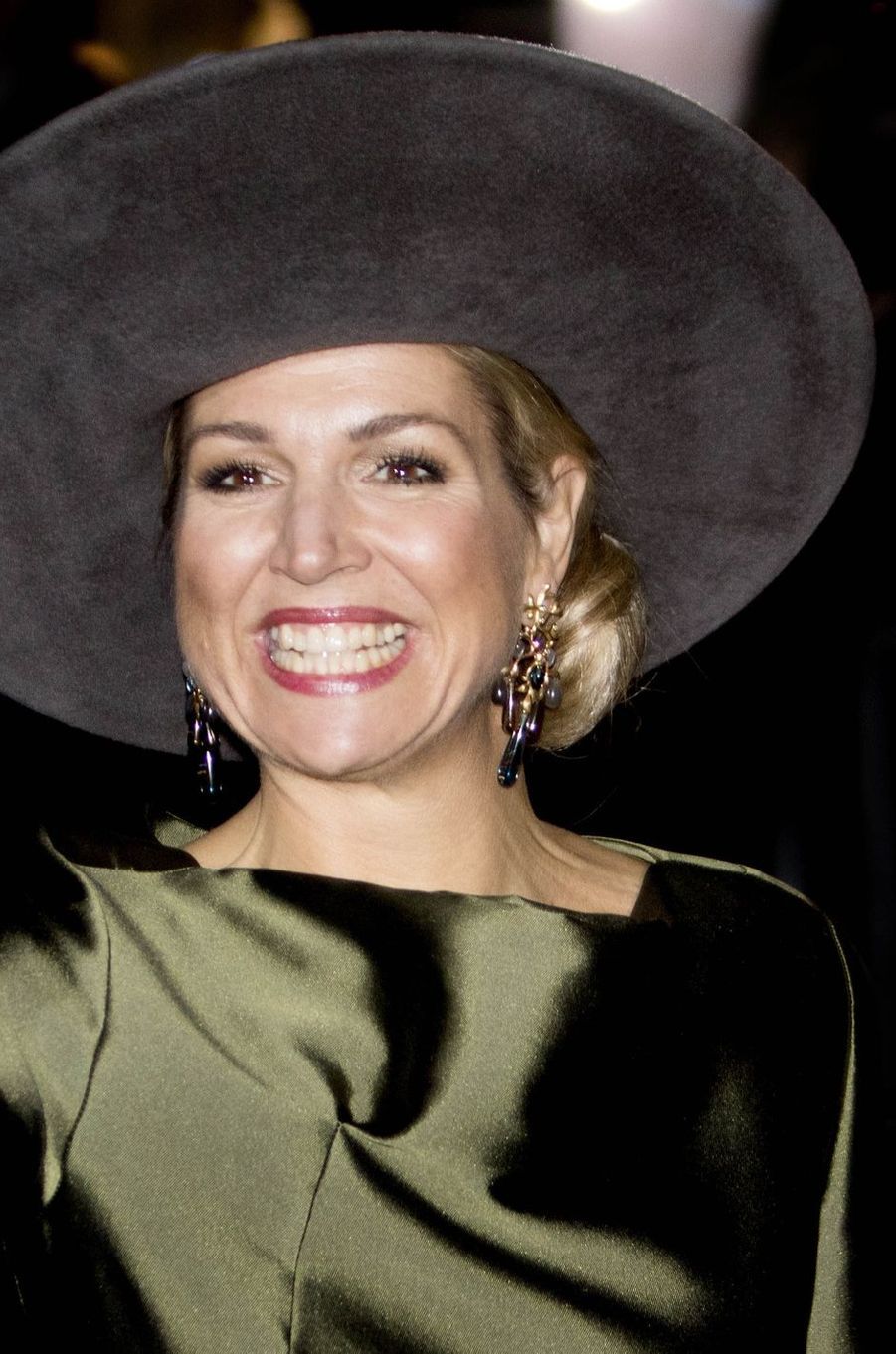 Reine Maxima Biographie La reine Maxima superbe en vert olive et gris souris à Dordrecht