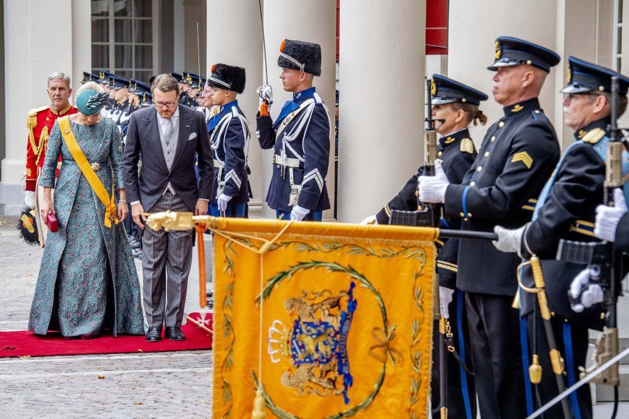 Prinsjesdag Pays Bas Reine Maxima, robe aux couleurs pastel et chapeau fleuri pour le
