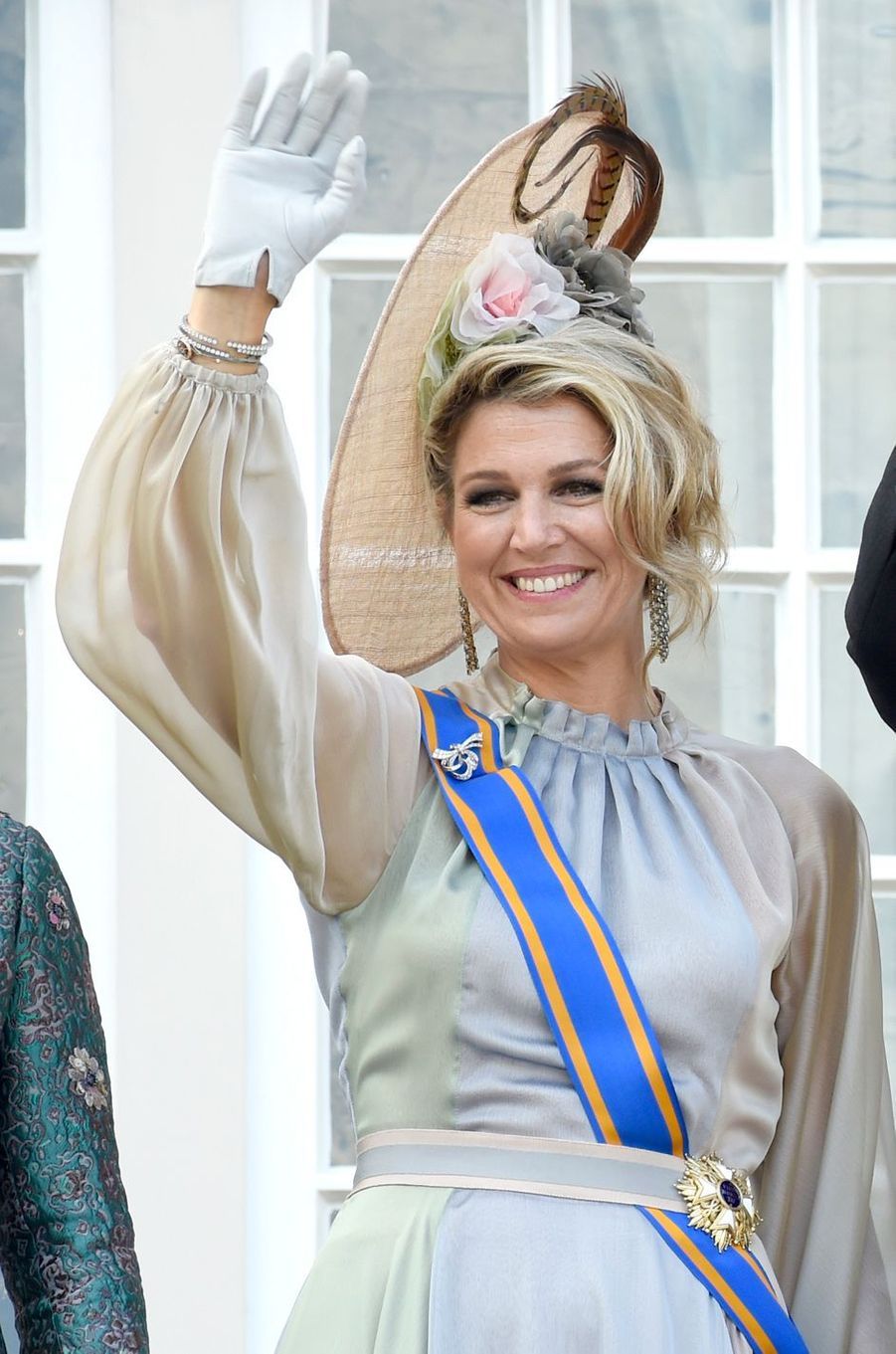 Reine Maxima Taille Reine Maxima, robe aux couleurs pastel et chapeau fleuri pour le