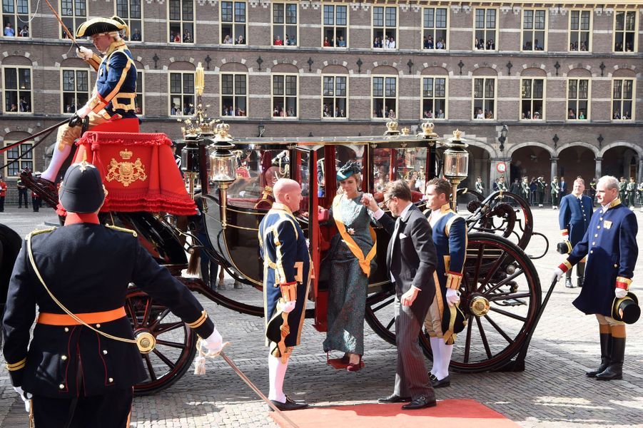 Prinsjesdag Pays Bas Reine Maxima, robe aux couleurs pastel et chapeau fleuri pour le