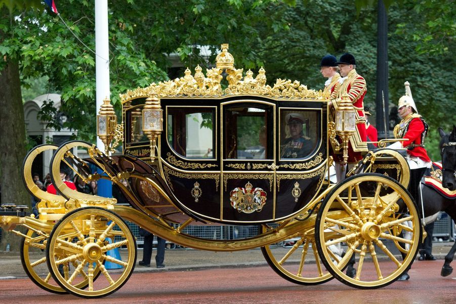 https://resize-parismatch.lanmedia.fr/r/901,,forcex/img/var/news/storage/images/paris-match/royal-blog/royaume-uni/decouvrez-le-diamond-jubilee-state-coach-le-nouveau-carrosse-incroyable-de-la-reine-elizabeth-567616/node_567633/5261355-1-fre-FR/image.jpg