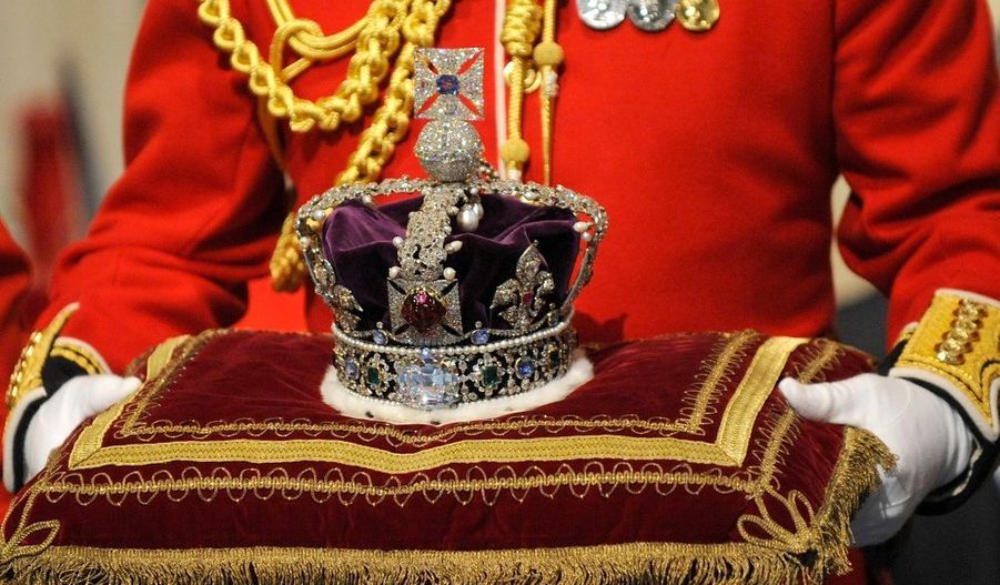 Comment S' Appelle La Couronne De La Reine D'angleterre