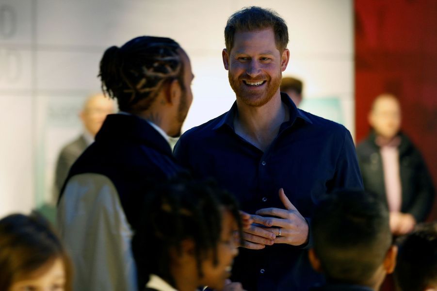 Sans Meghan, Harry rencontre Lewis Hamilton