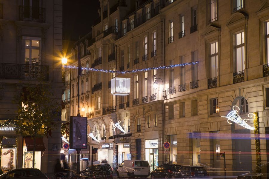 La rue du Faubourg SaintHonoré scintille pour Noël La rue du Faubourg SaintHonoré scintille pour Noël