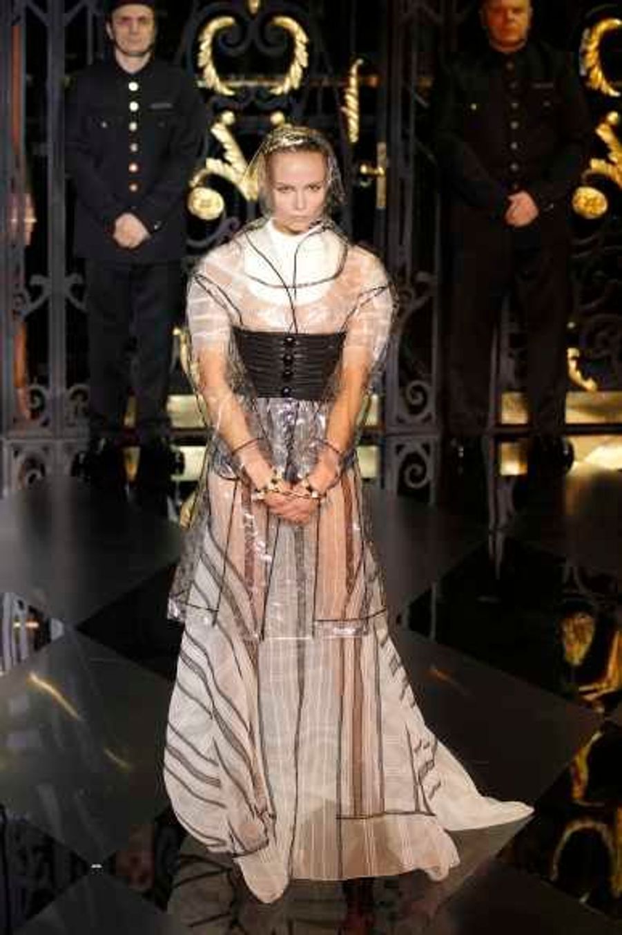 Kate Moss Invitée Suprise Du Défilé Louis Vuitton 