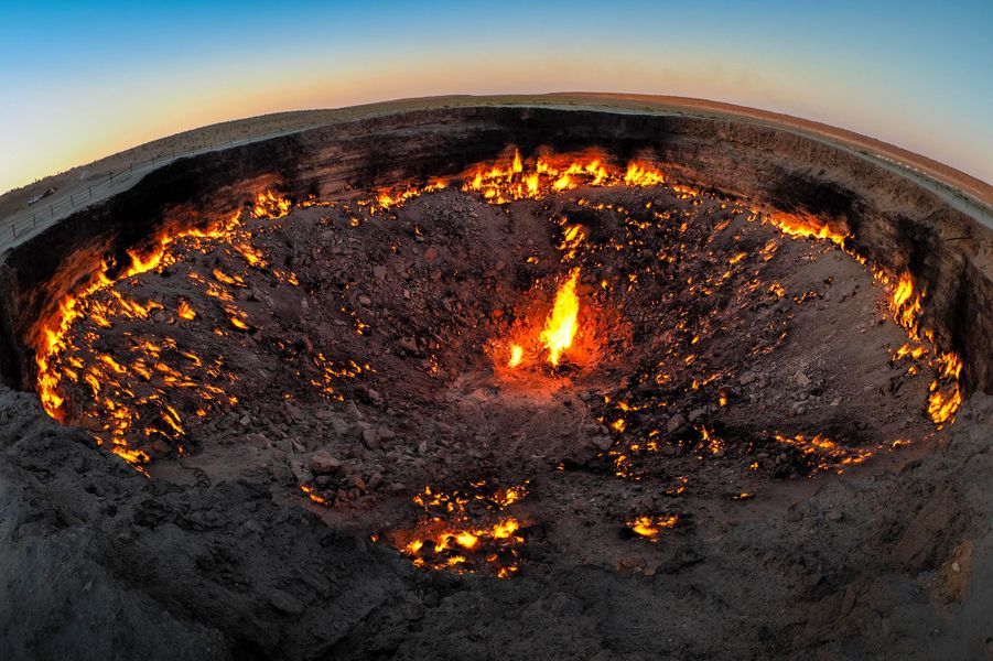 La Plaque De L'île Crache Feu La porte de l’Enfer existe, elle se trouve au Turkménistan