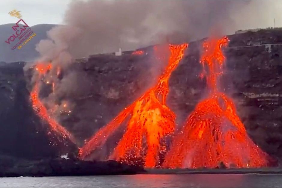 Une Nouvelle Coulee De Lave Se Jette Dans L Atlantique A La Palma