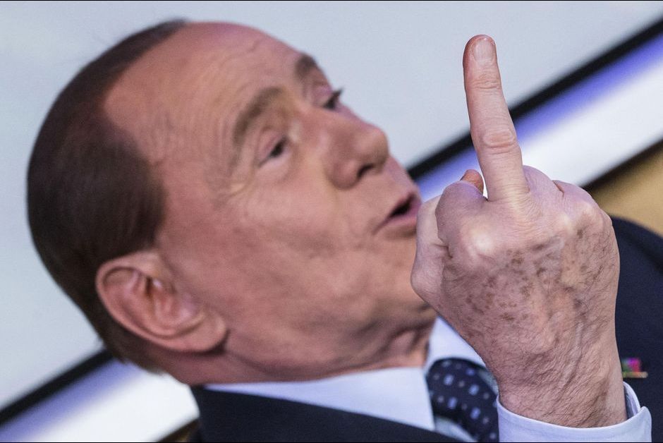 Un Geste Affectueux Selon Sa Mere Le Doigt D Honneur De Silvio Berlusconi