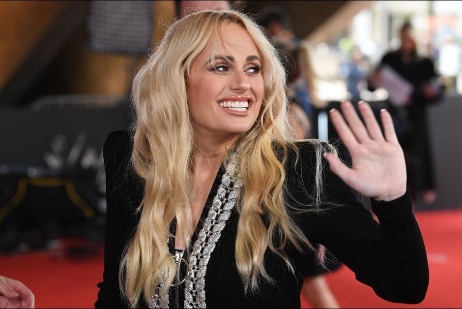 Rebel Wilson Metamorphosee Illumine Une Soiree De Recompenses