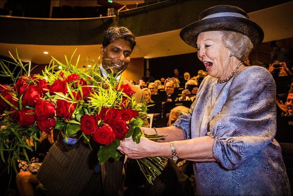 L Ex Reine Beatrix Recoit Un Superbe Bouquet De 80 Roses En Prelude A Ses 80 Ans