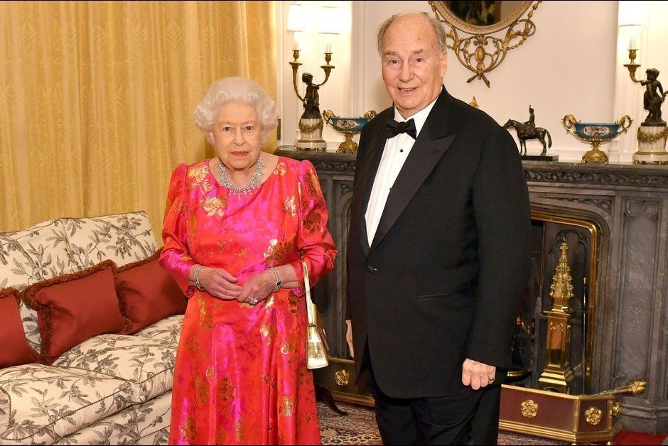 La Reine Elizabeth Ii En Robe De Soiree Fuchsia Et Or Pour Diner Avec L Aga Khan