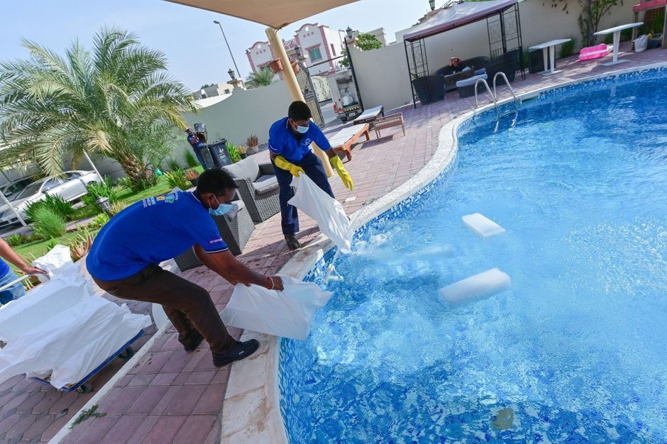 A Dubai Les Particuliers Se Font Livrer De La Glace Pour Rafraichir Leur Piscine