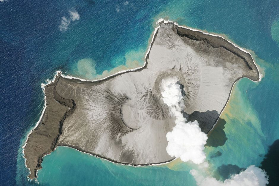AVANT/APRES: Les images de l'éruption du volcan Hunga Tonga vue du ciel