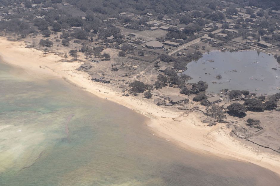 En images, des "dégâts considérables" après le tsunami causé par le volcan Hunga Tonga