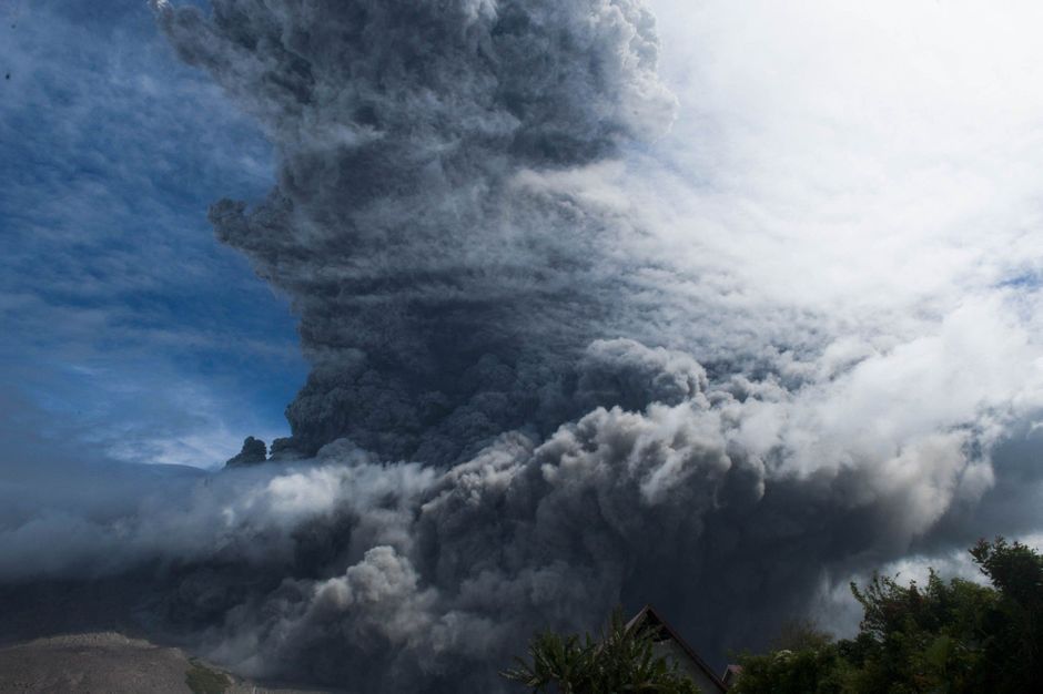 Indon sie le volcan  Sinabung recrache un nuage de fum e  