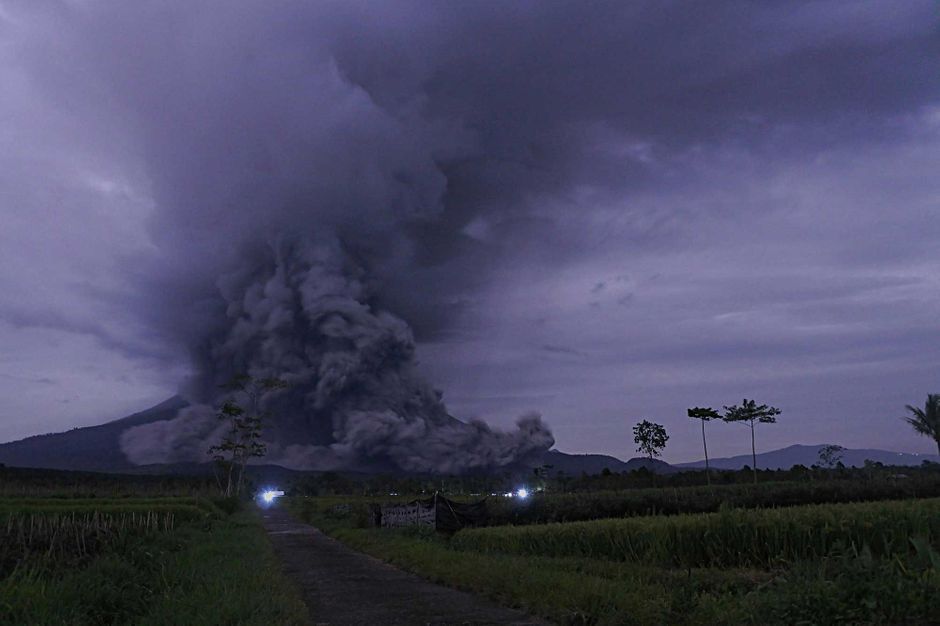 L  Indon sie  en alerte le volcan  Semeru est entr  en ruption