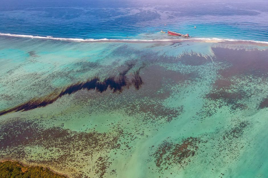Marée noire à l’île Maurice: le bateau menace de se briser en deux